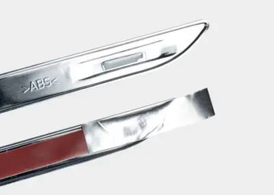 Beklebte Zierleiste für die Automobilindustrie mit Abziehhilfe (silber)